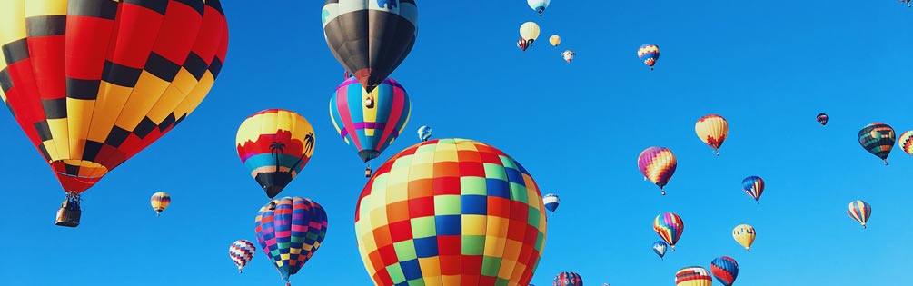 Photographie de montgolfière s'élevant dans les airs pour illustrer le service de référencement naturel de ADN Nations