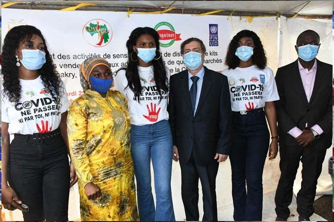 La photo de famille des Miss avec les officiels, Mme Mayeni Camara, Représentant le Ministre de l'Unité Nationale et de la Citoyenneté (en jaune), le Représentant résident du PNUD, M. Luc J. Grégoire et M. Sansy Kaba Diakité, Directeur de Harmattan Guinée ( à droite), photo prise par l'Unité de Communication du PNUD