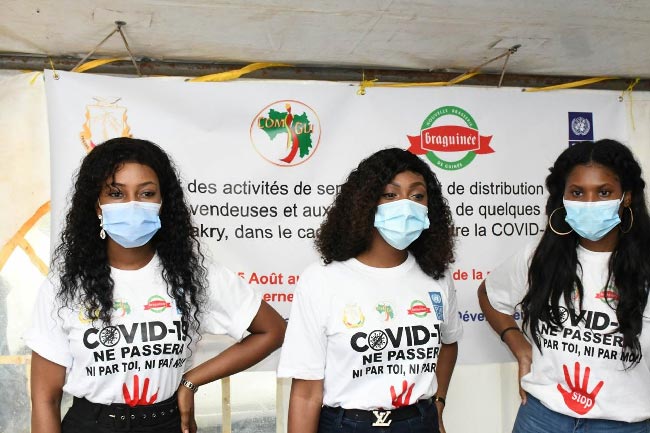 Le trio Miss Guinée, engagé pour la sensibilisation des femmes des marchés de Conakry, photo prise par l'Unité de Communication du PNUD