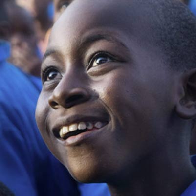 Photographie d'un enfant souiant