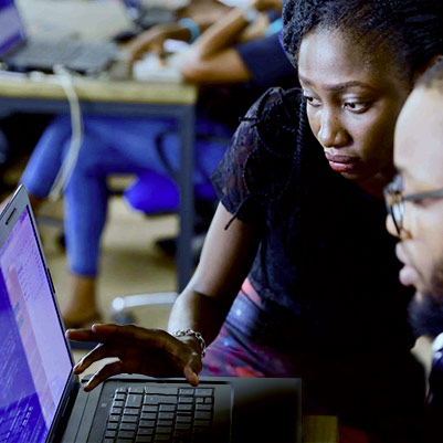 Photographie d'un manager guidant l'action de son équipe d'informaticien